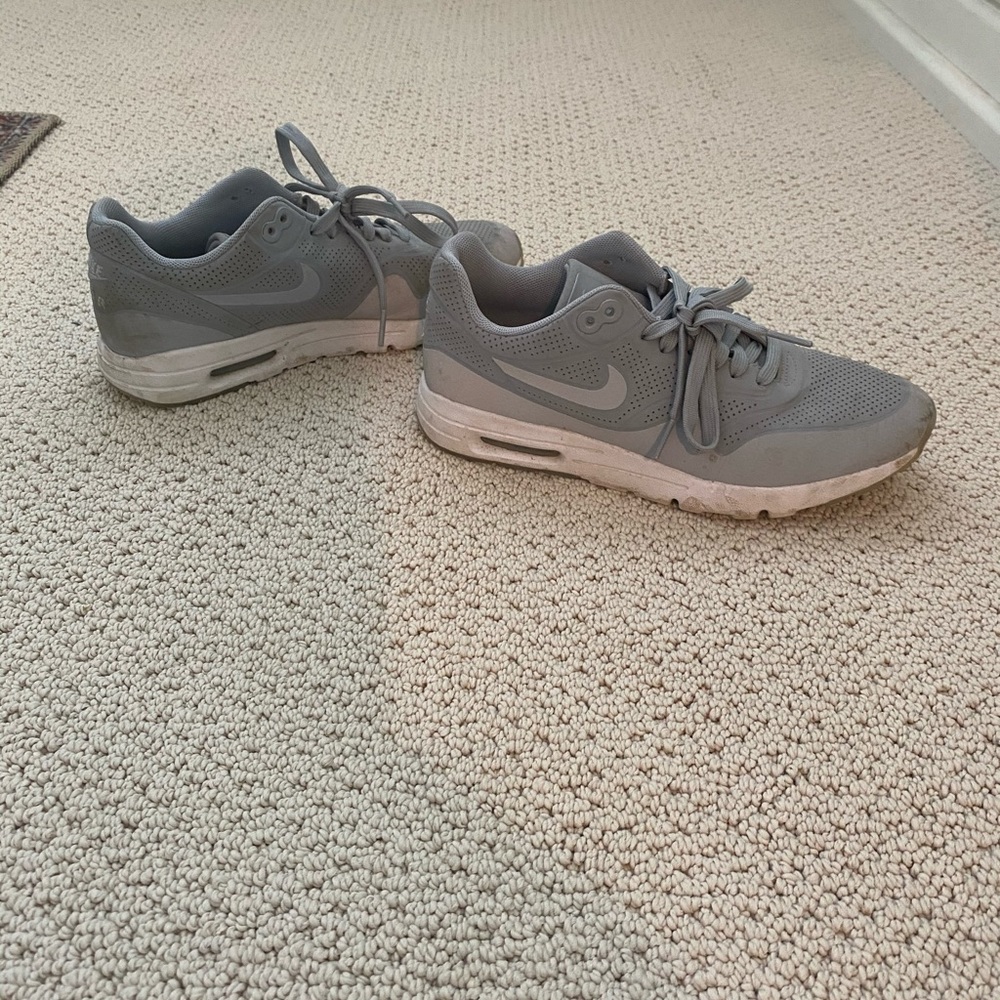 Nike air max women’s grey